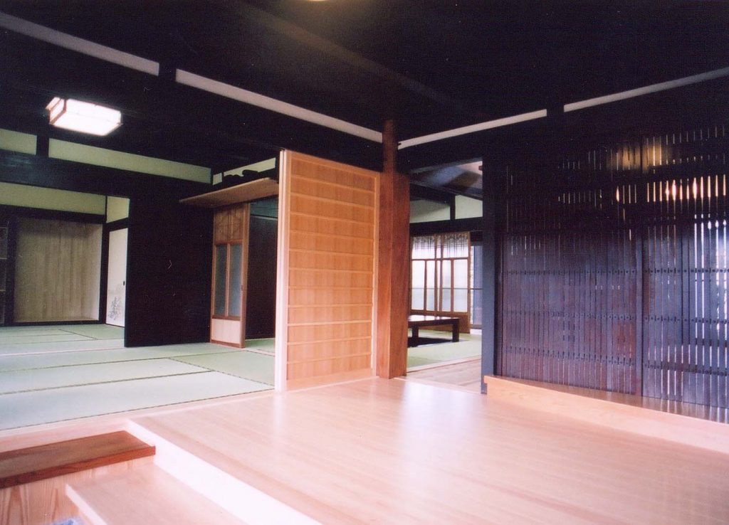 平成１７年こだわり住宅　滋賀県知事賞受賞　「語りかける家」-玄関から部屋