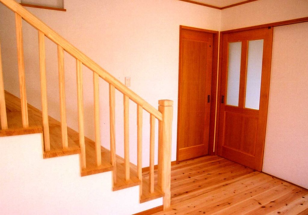 ゆるやかな階段の家-階段とドア