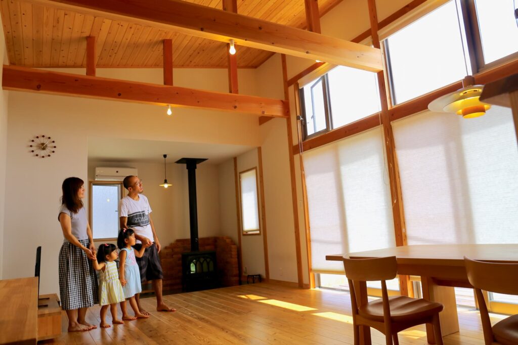 【東近江市】自然素材で建てるローコスト平屋の家-リビング・梁