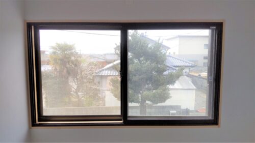 滋賀県栗東市で注文住宅,デザイン住宅の新築一戸建てならベストハウスネクスト｜窓本体の取り付け