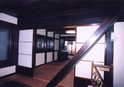 ひぃおばぁちゃんの長持のある家【近江八幡市：Ｓ様邸】-黒塗りのはしご