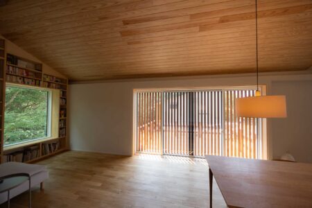 【大津市】本が大好きな森の中の平屋の家-三枚サッシ