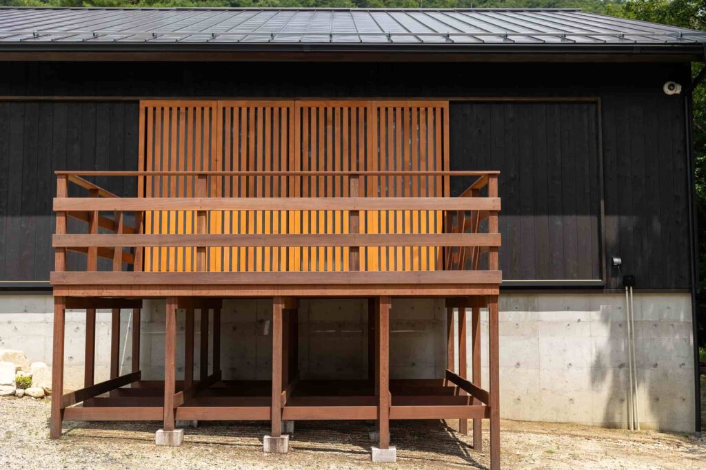 【大津市】本が大好きな森の中の平屋の家-デッキ