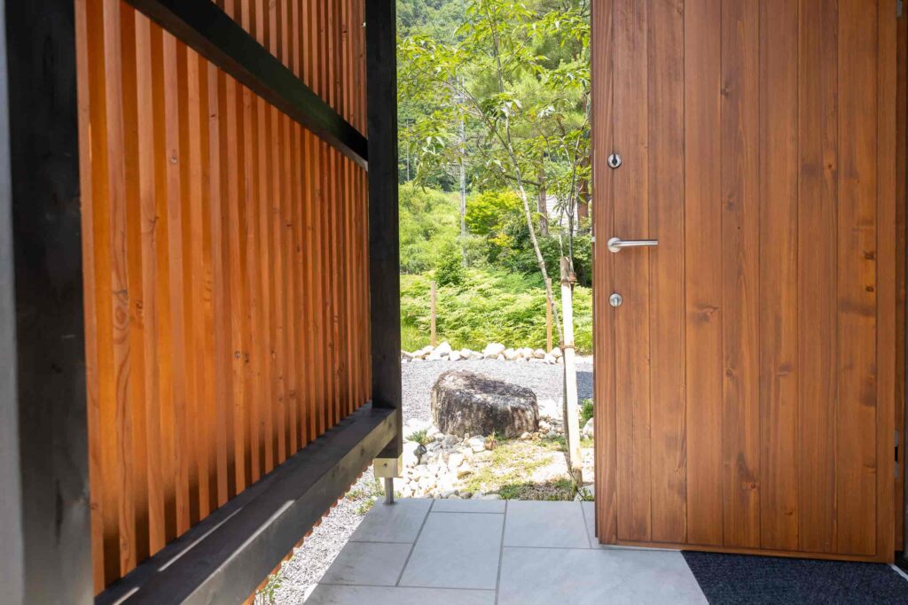 【大津市】本が大好きな森の中の平屋の家-玄関ドア