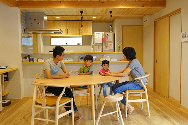 滋賀県栗東市の住宅で暮らす家族