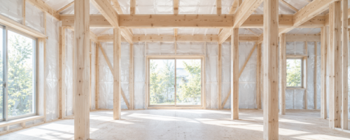 建築中の木造住宅の室内。柱と梁、壁に張られた気密シート。高気密住宅の施工イメージ