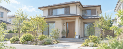 手入れの行き届いた木造2階建ての中古住宅。玄関先に調査道具。購入前のインスペクション（建物状況調査）のイメージ